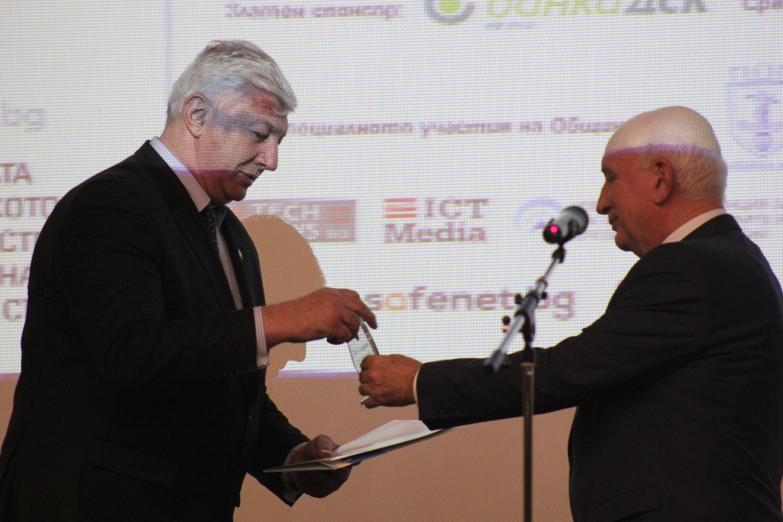 Атанас Темелков отличи Областна администрация-Пловдив с приз за развитие на информационните и информационните технологии